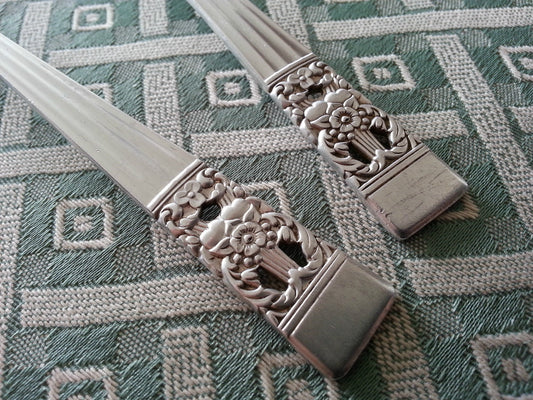 Vintage Community plateado decorado dos cucharas de servir Imperio Británico