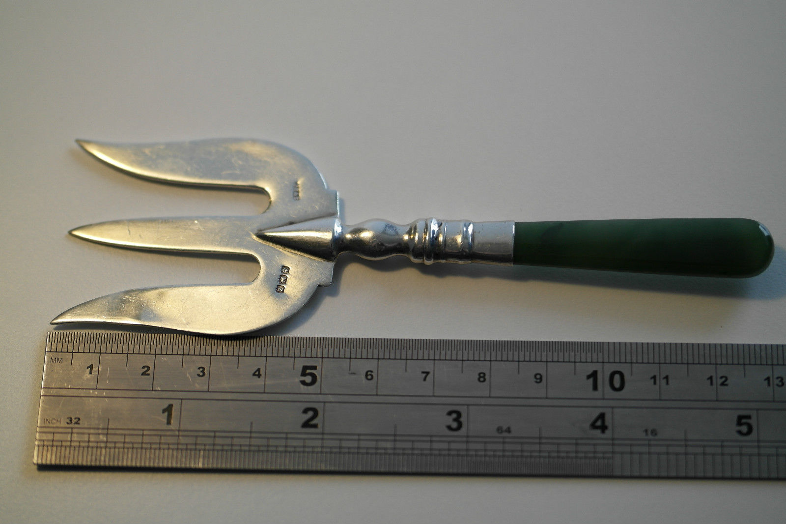 Antike 1924-Gabel aus massivem Silber mit Nephrit-Steingriff und britischer Jade