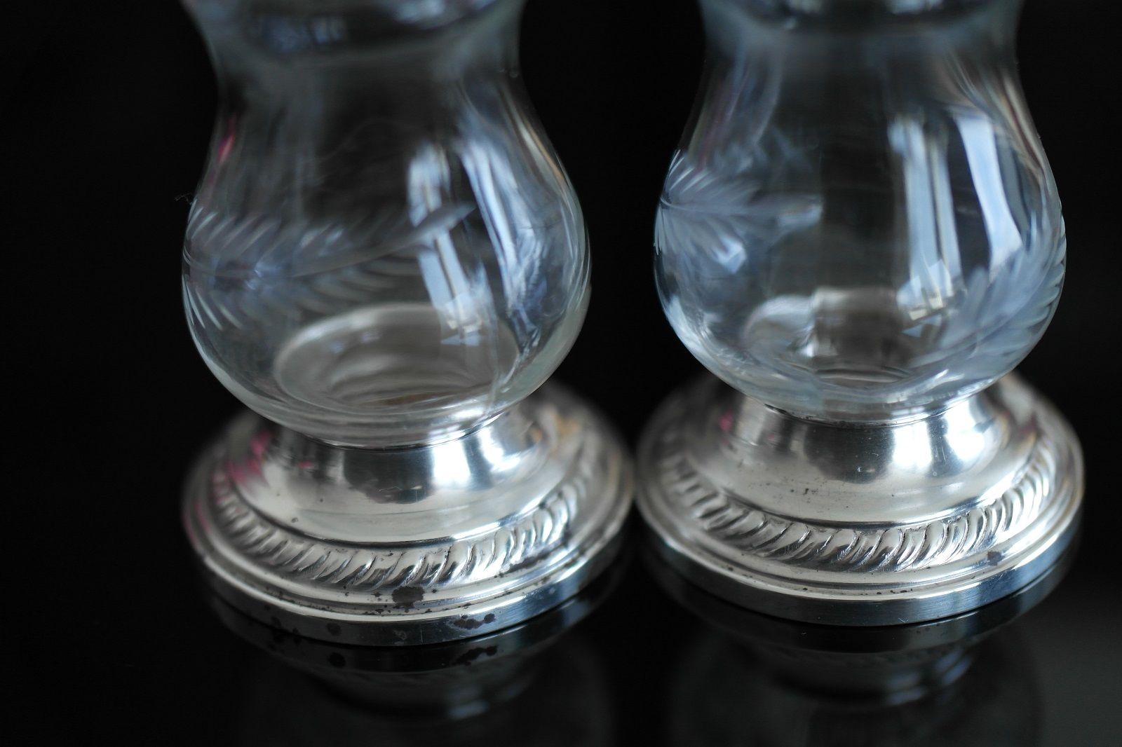 Antiker Pfeffer-Salztopf mit Rollen aus Glas, Boden aus Sterlingsilber, Quäker NEWPORT