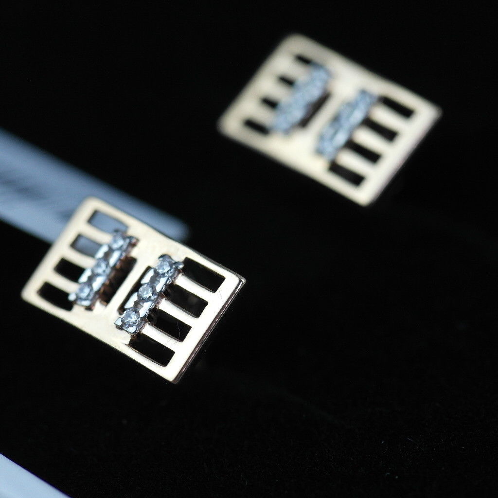 Gemelos clásicos de oro de 14k con 12 circonitas cúbicas 