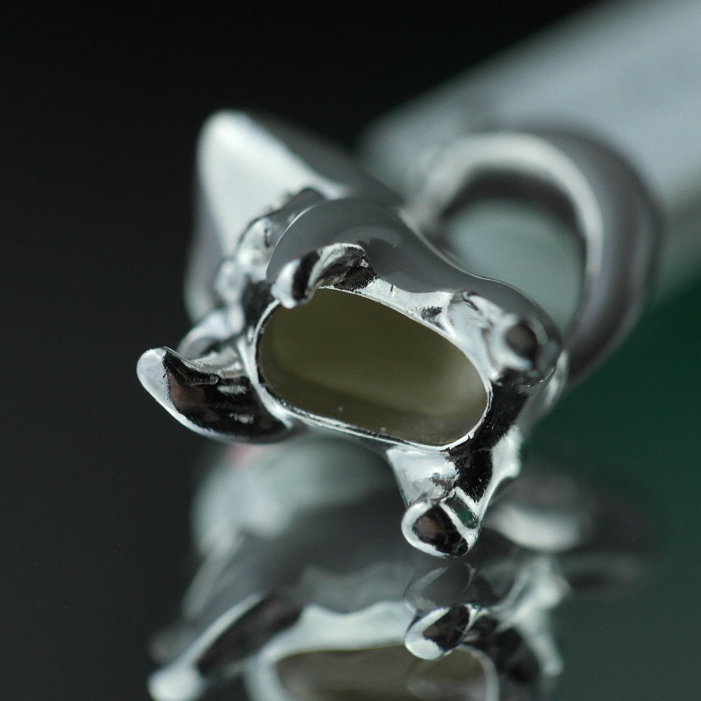 Colgante de plata de Ley Gato Esmaltado gris con banda incrustada en el cuello
