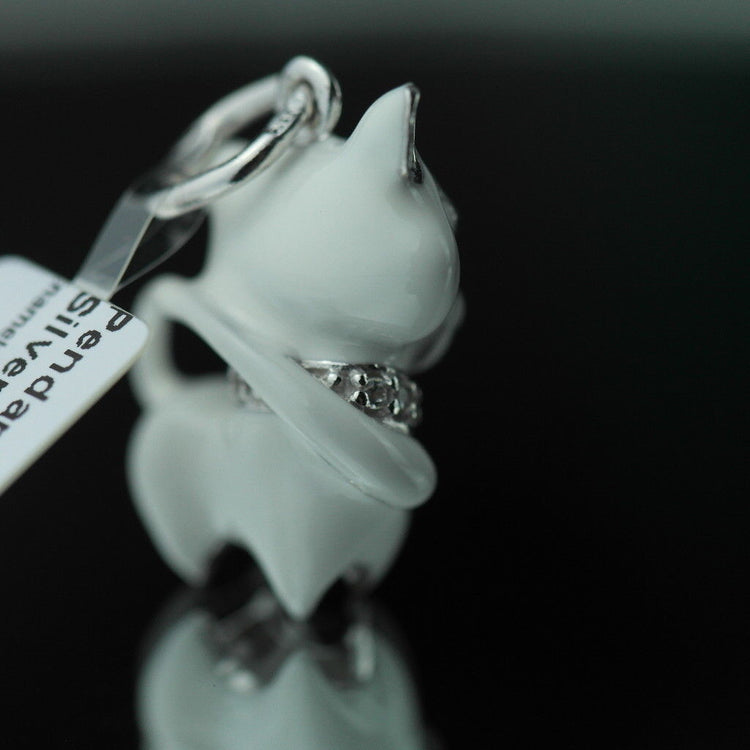 Anhänger aus Sterlingsilber mit weißer Emaille-Katze und verkrustetem Halsband