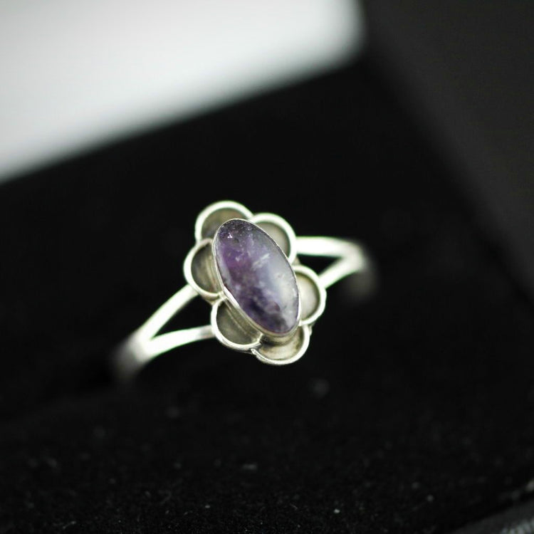 Vintage sterling silver ring with Amethyst flower ornament