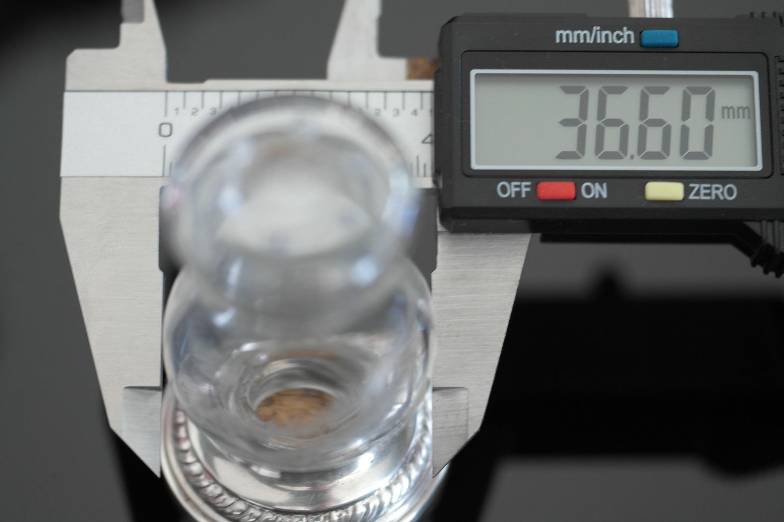 Antiker Pfeffer-Salztopf mit Rollen aus Glas, Boden aus Sterlingsilber, Quäker NEWPORT