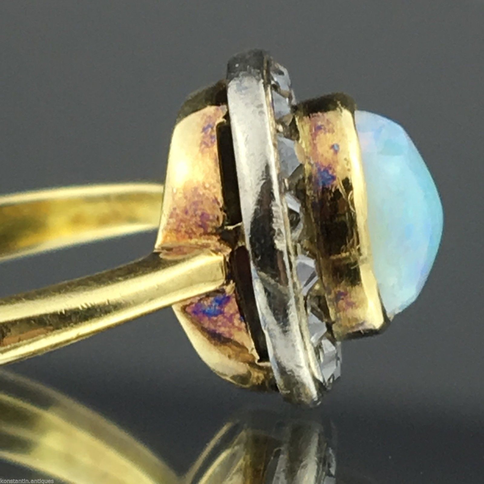 Anillo antiguo de oro de 18 quilates con ópalo auténtico y diamantes talla antigua.