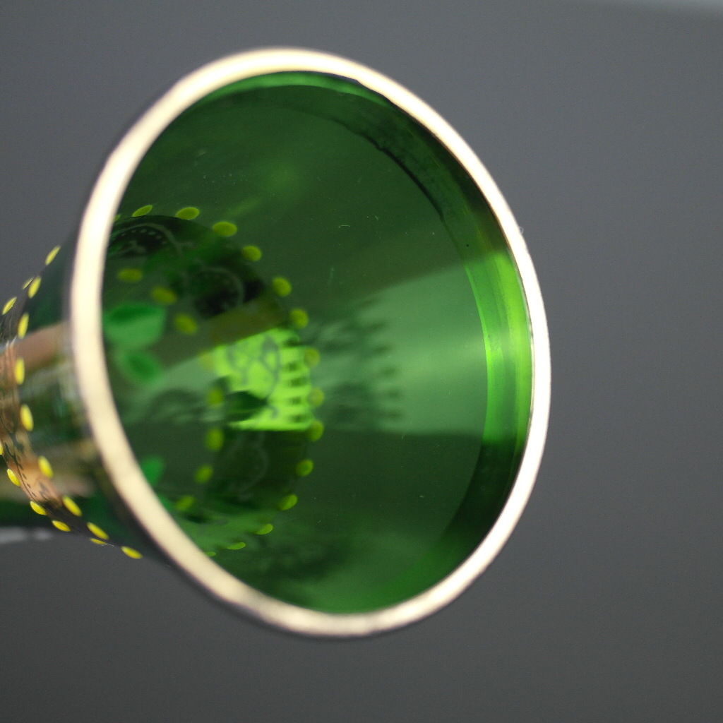 Jarrón antiguo de cristal verde dorado estilo bohemio.