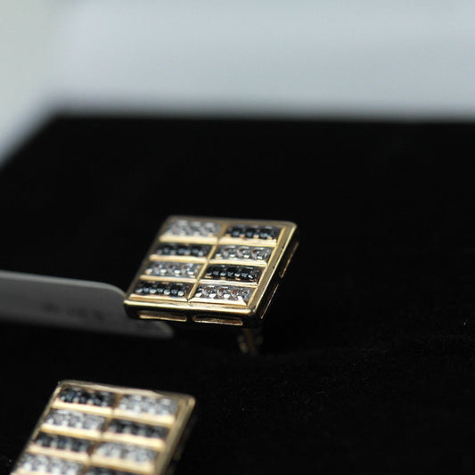 Impresionantes gemelos de oro de 14k con 48 gemas de circonita cúbica transparente y negra. 