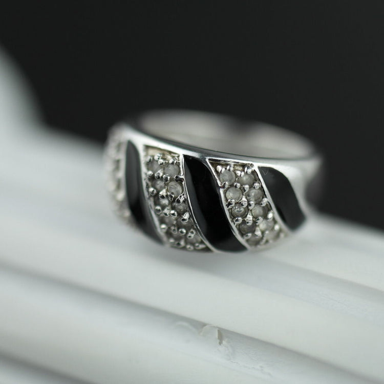 Moderner Ring aus Sterlingsilber mit schwarzer Emaille und CZ-Steinen im skandinavischen Stil 925