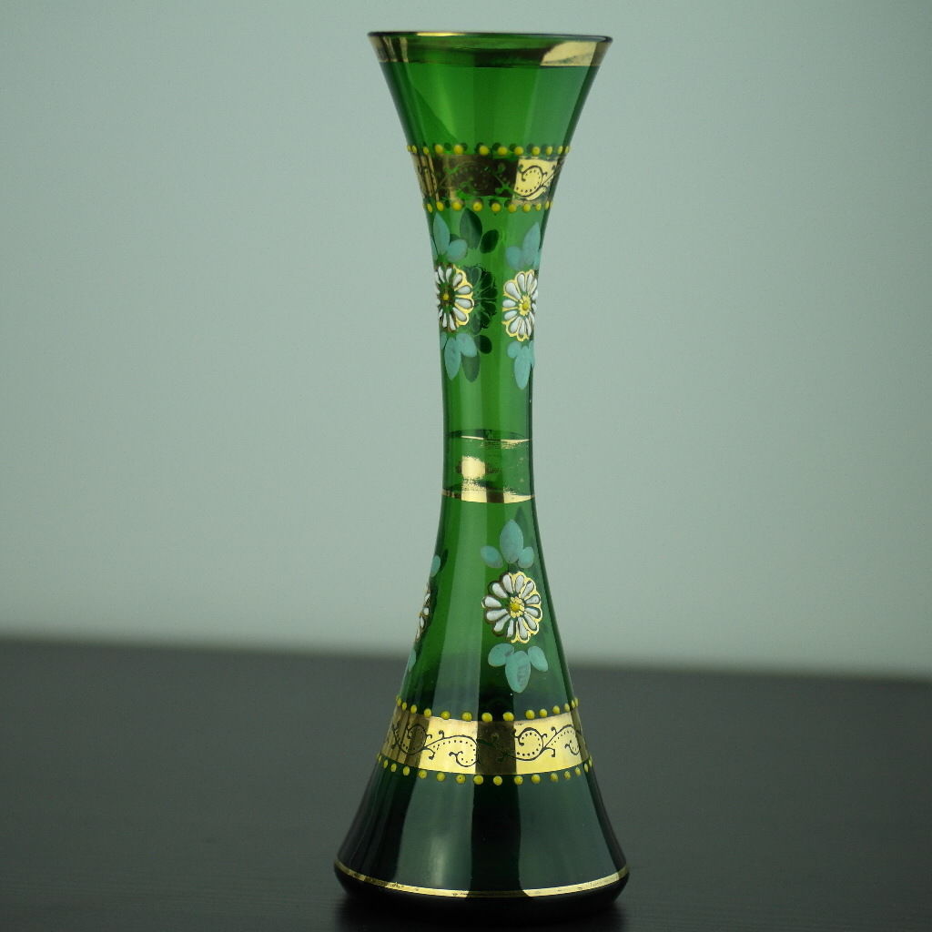 Jarrón antiguo de cristal verde dorado estilo bohemio.