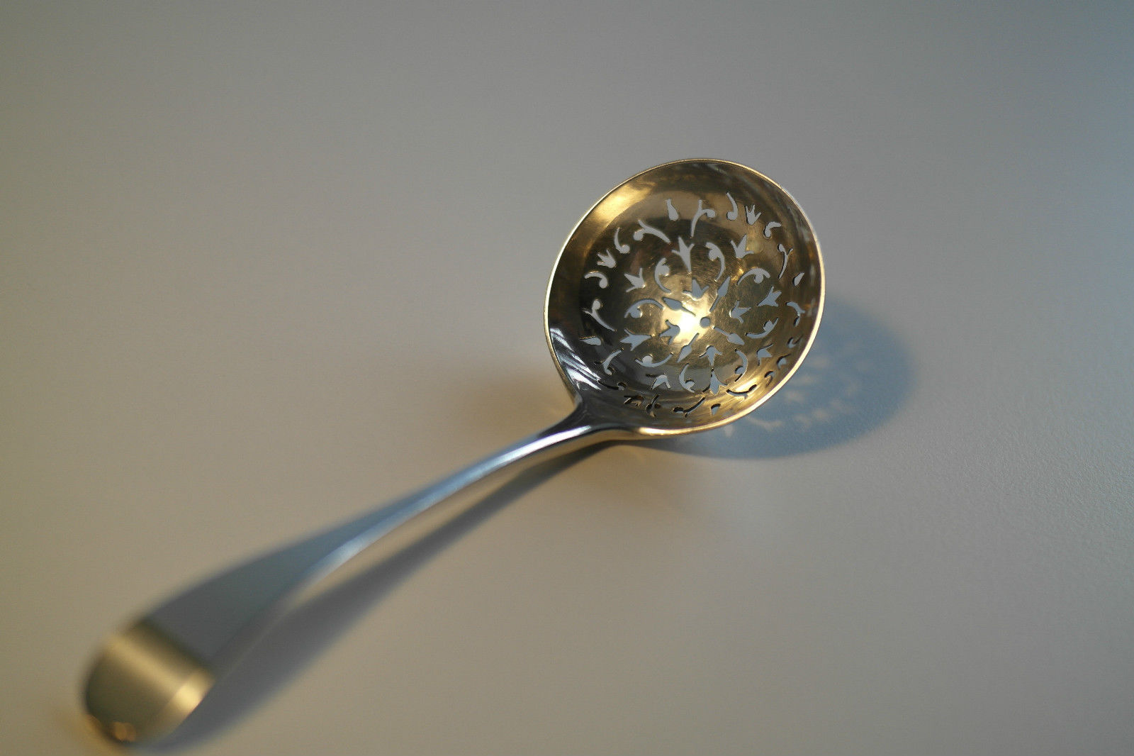 Antikes Teesieb aus massivem Silber, Zuckersieb, Londoner Löwe aus dem Jahr 1892