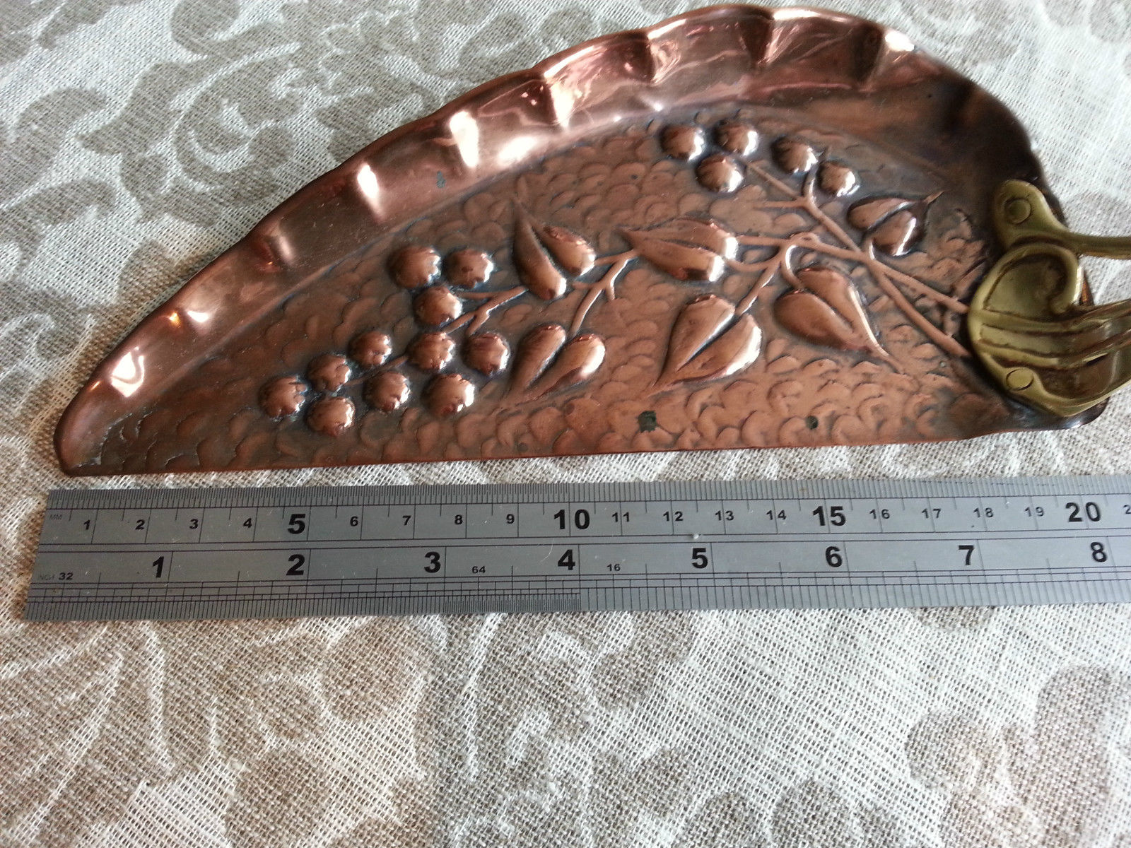 Bandeja para migas de latón y cobre Art Nouveau del siglo XIX con flores