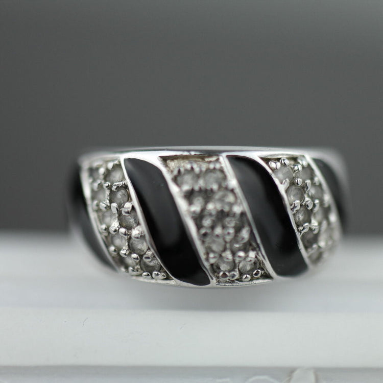 Moderner Ring aus Sterlingsilber mit schwarzer Emaille und CZ-Steinen im skandinavischen Stil 925