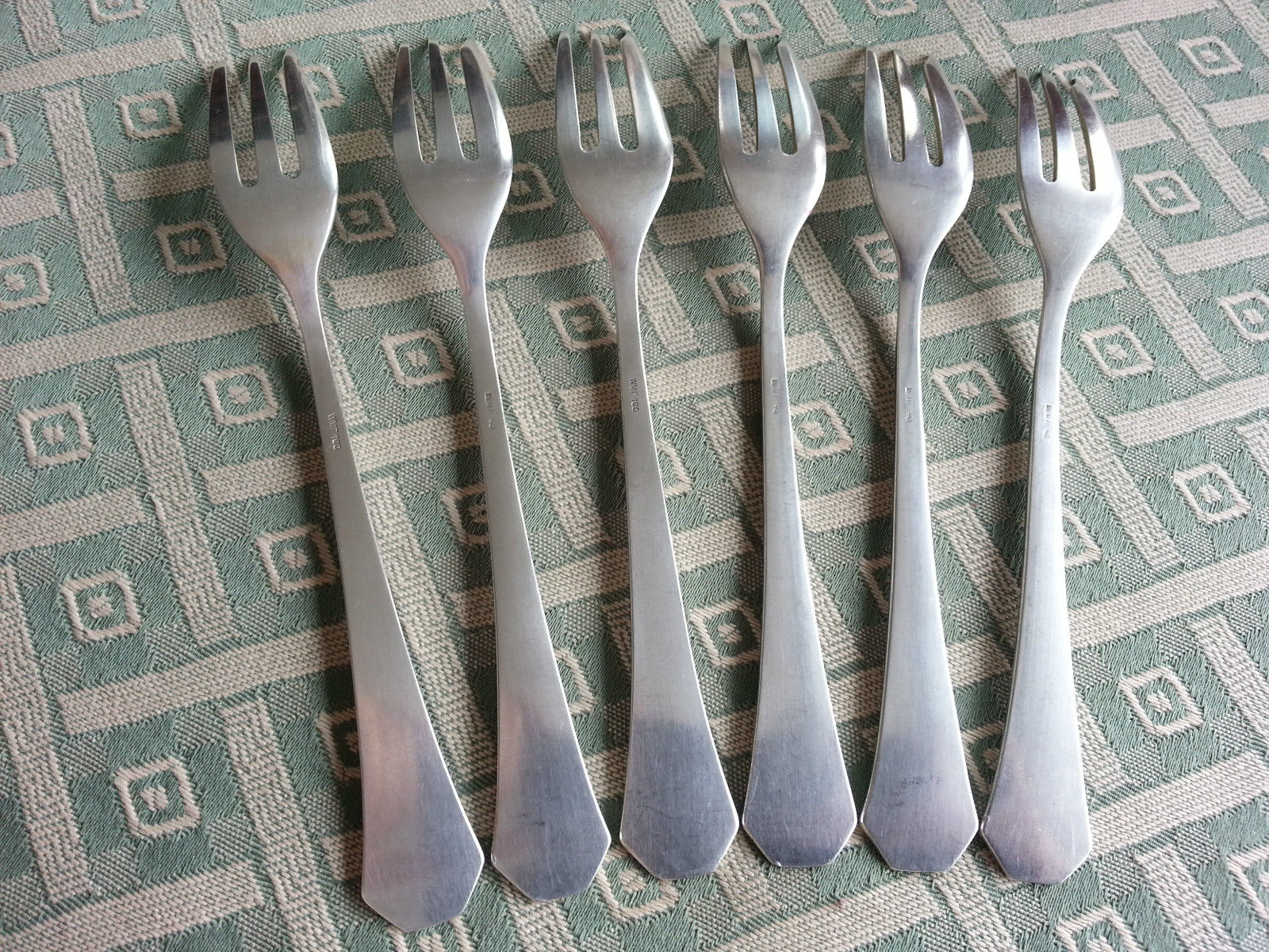 Antiguo juego de seis tenedores de postre bañados en plata WMF de primera calidad.
