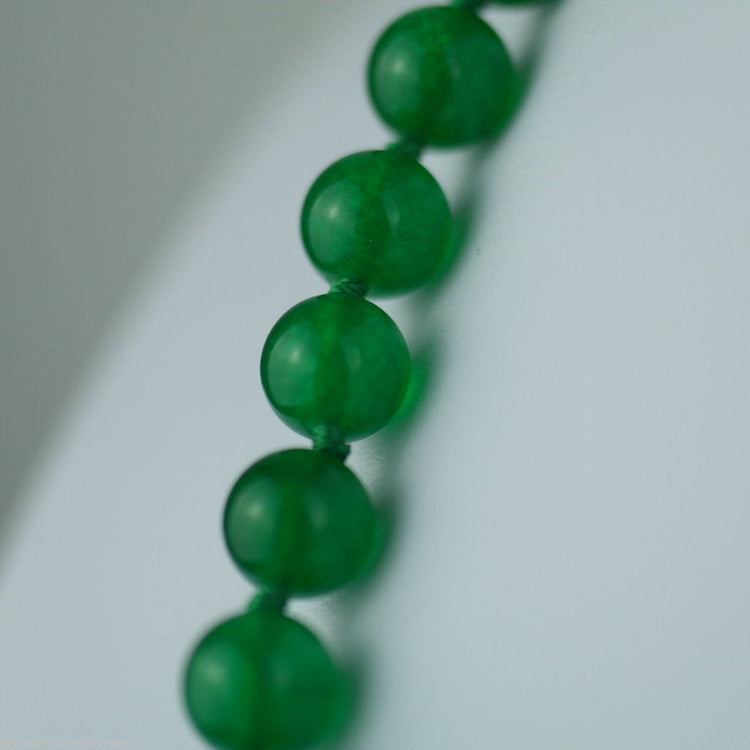 Elegante collar de cuentas de cristal verde con cierre chapado en oro.