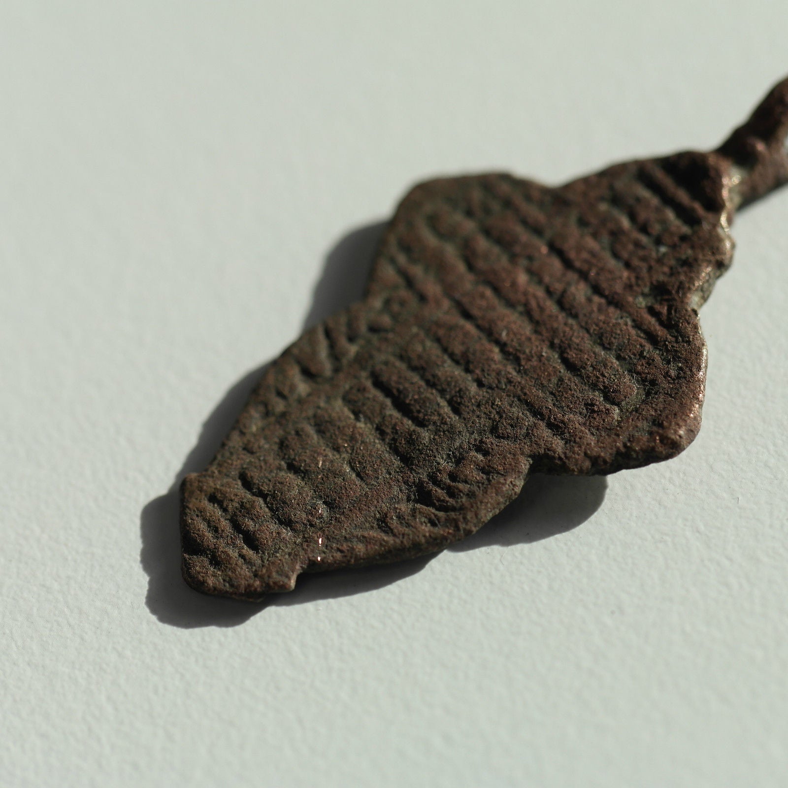 Antikes massives Kreuz von orthodoxen Altgläubigen des Russischen Reiches