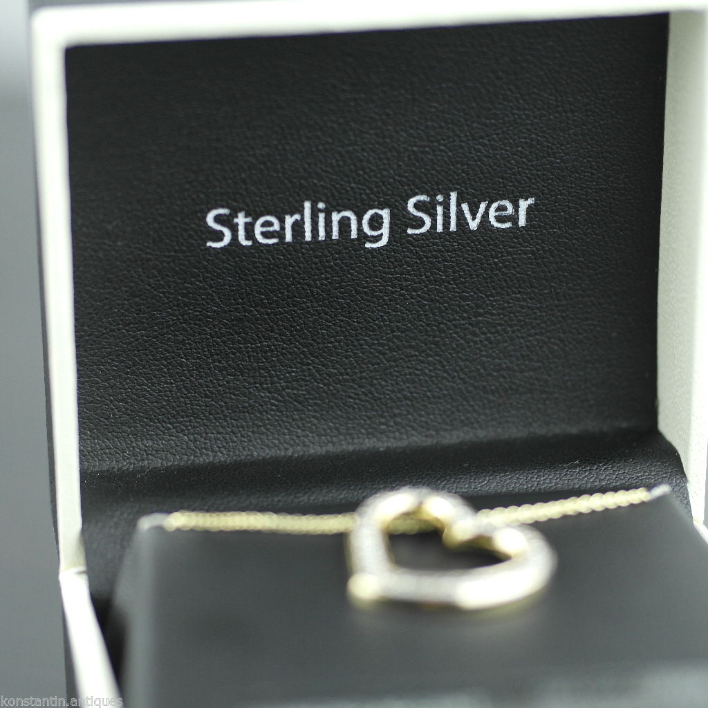 Anhänger aus 18-karätigem Gold über Herz aus Sterlingsilber mit Diamanten an einer Kette