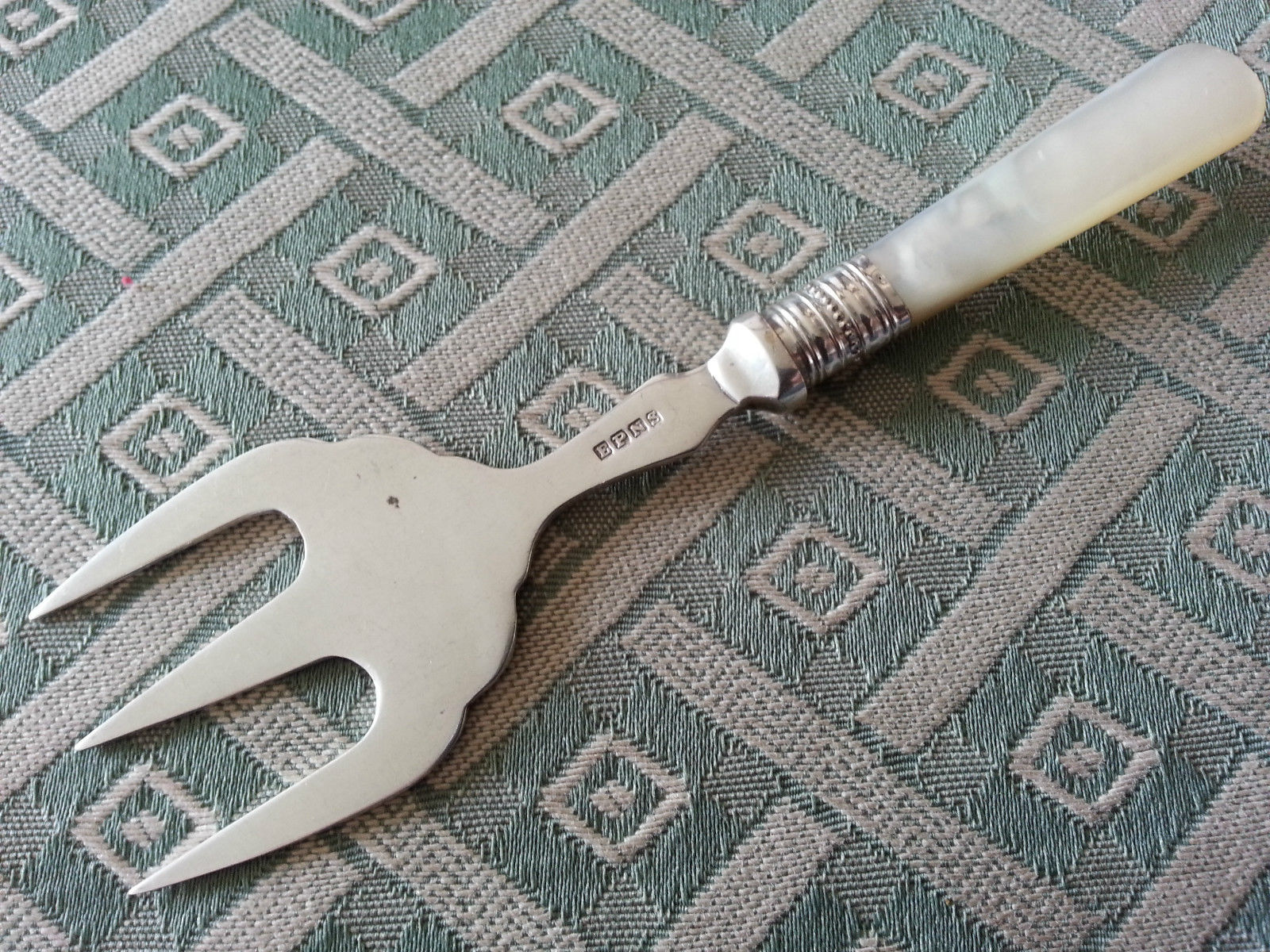 Antike versilberte Fischgabel mit Perlmutt-MOP-Griff