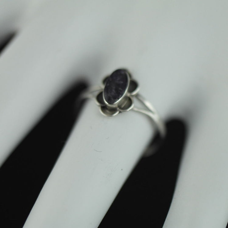 Vintage sterling silver ring with Amethyst flower ornament