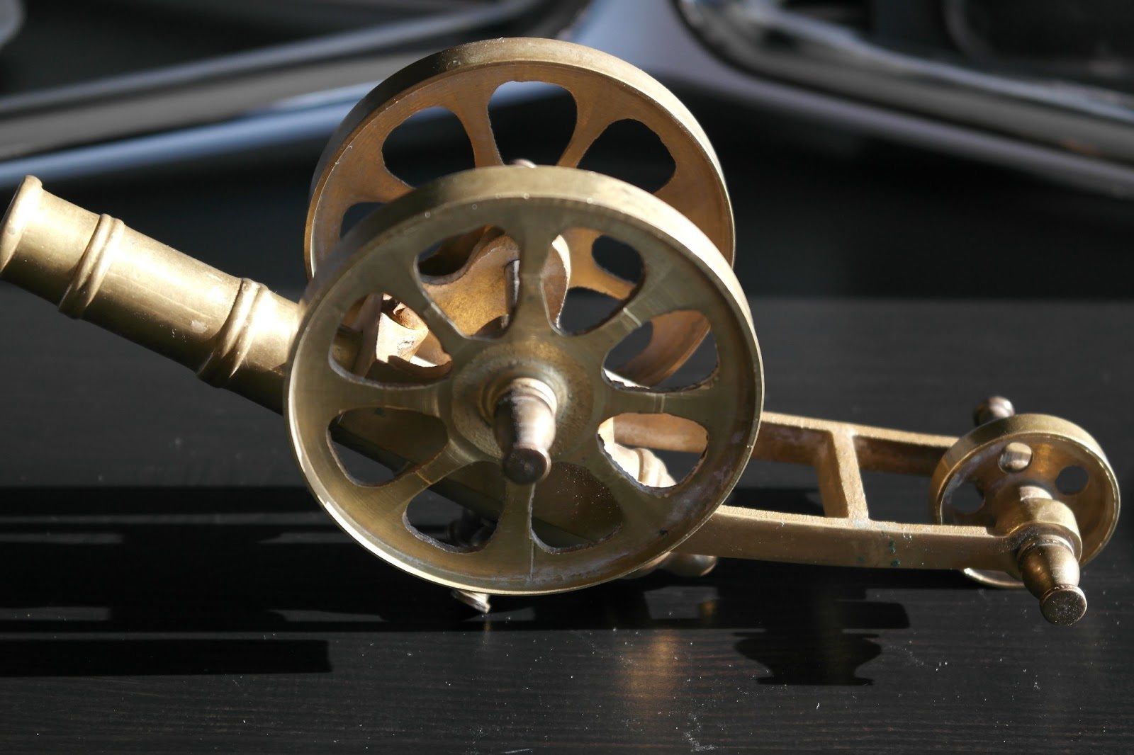 Vintage model Antique cannon brass statue British Empire with wheels