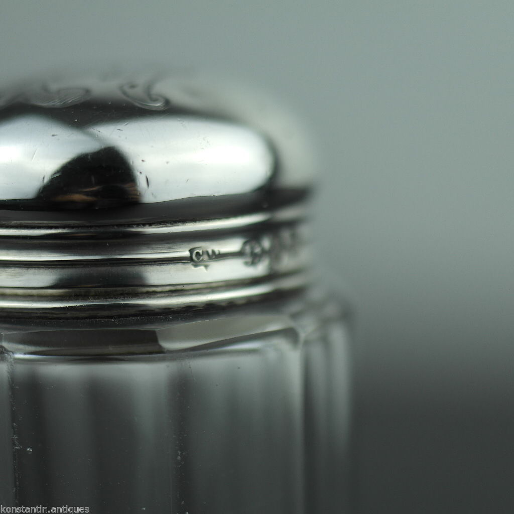 Antigua botella de tocador de vidrio tallado de 1892 con tapa de plata de ley y Londres