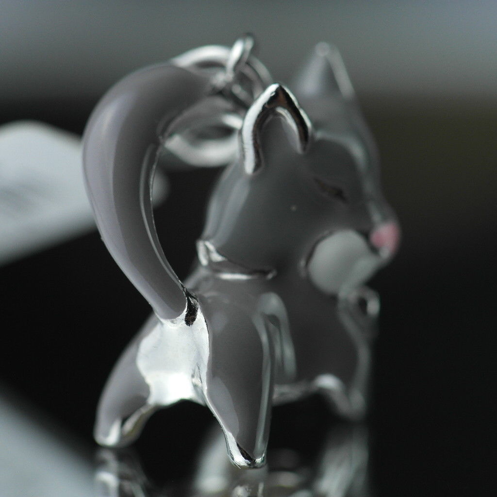 Anhänger aus Sterlingsilber mit grauer Emaille-Katze und verkrustetem Halsband