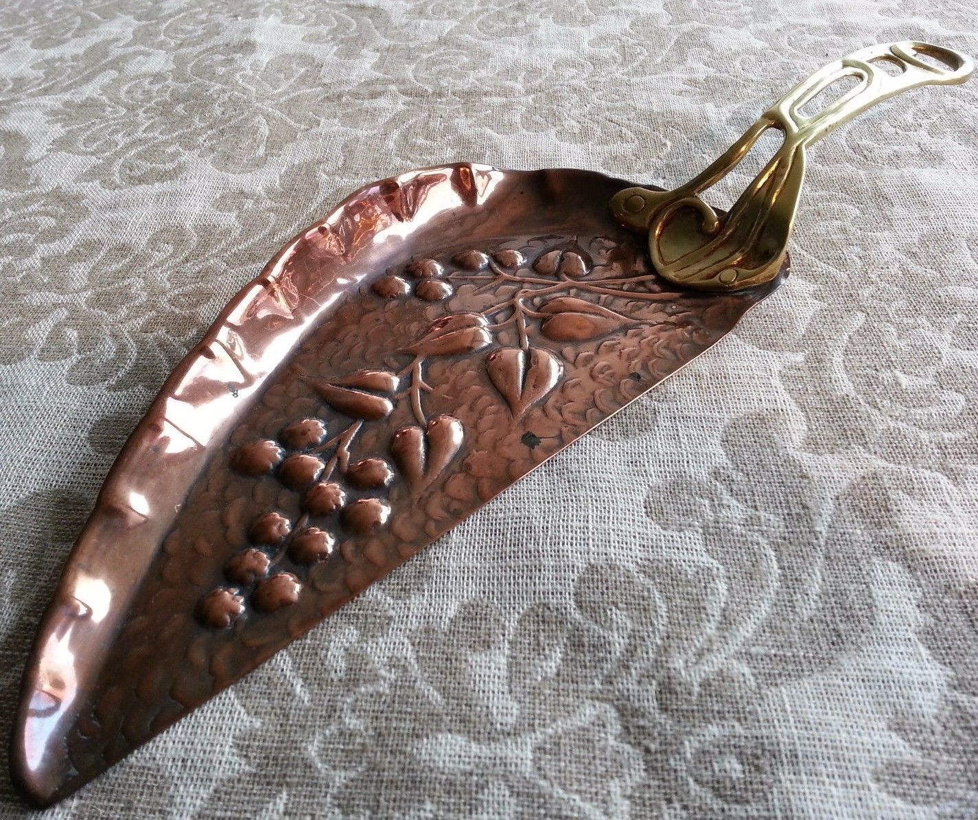 Bandeja para migas de latón y cobre Art Nouveau del siglo XIX con flores