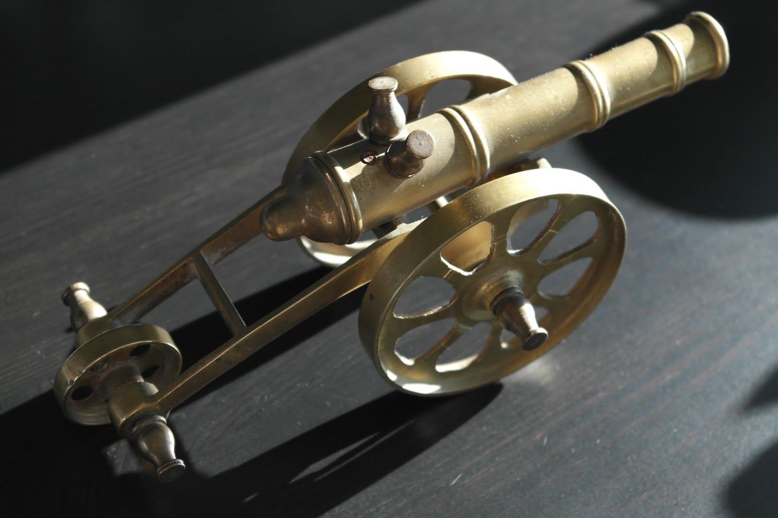 Vintage model Antique cannon brass statue British Empire with wheels