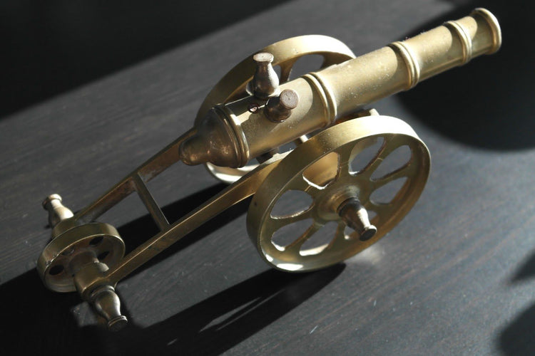 Vintage-Modell, antike Kanonen-Messingstatue des britischen Empire mit Rädern