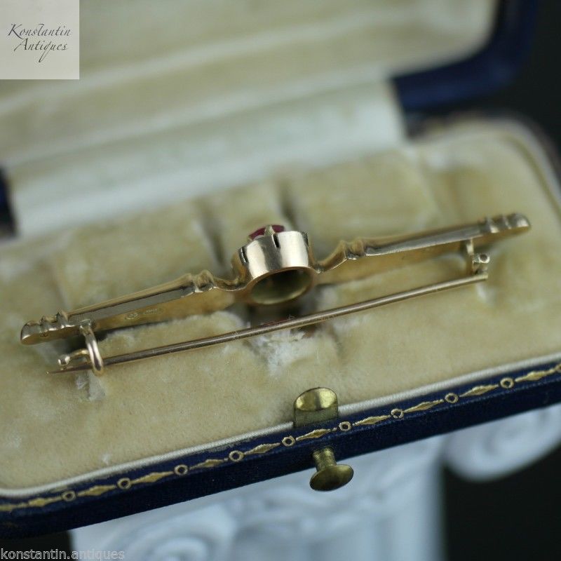 Antike kaiserlich-russische Brosche aus 56 Gold mit Rubin und Perlen aus dem Jahr 1909 – Au Diamant du cap