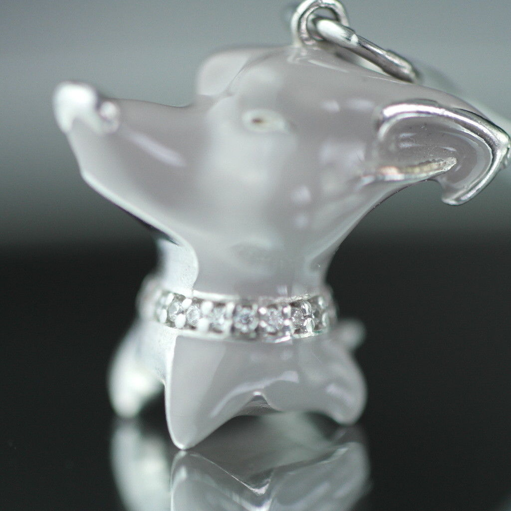 Anhänger aus Sterlingsilber, grauer Emaille-Hund mit verkrustetem Halsband 