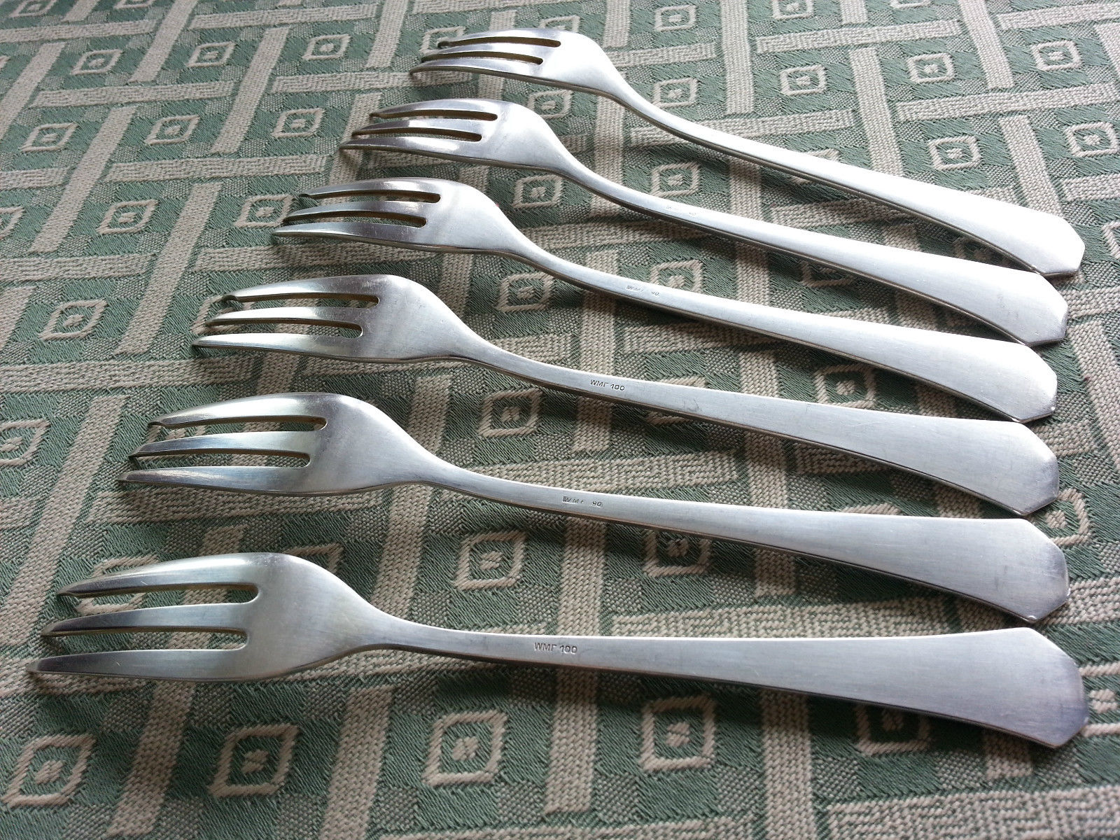 Antiguo juego de seis tenedores de postre bañados en plata WMF de primera calidad.
