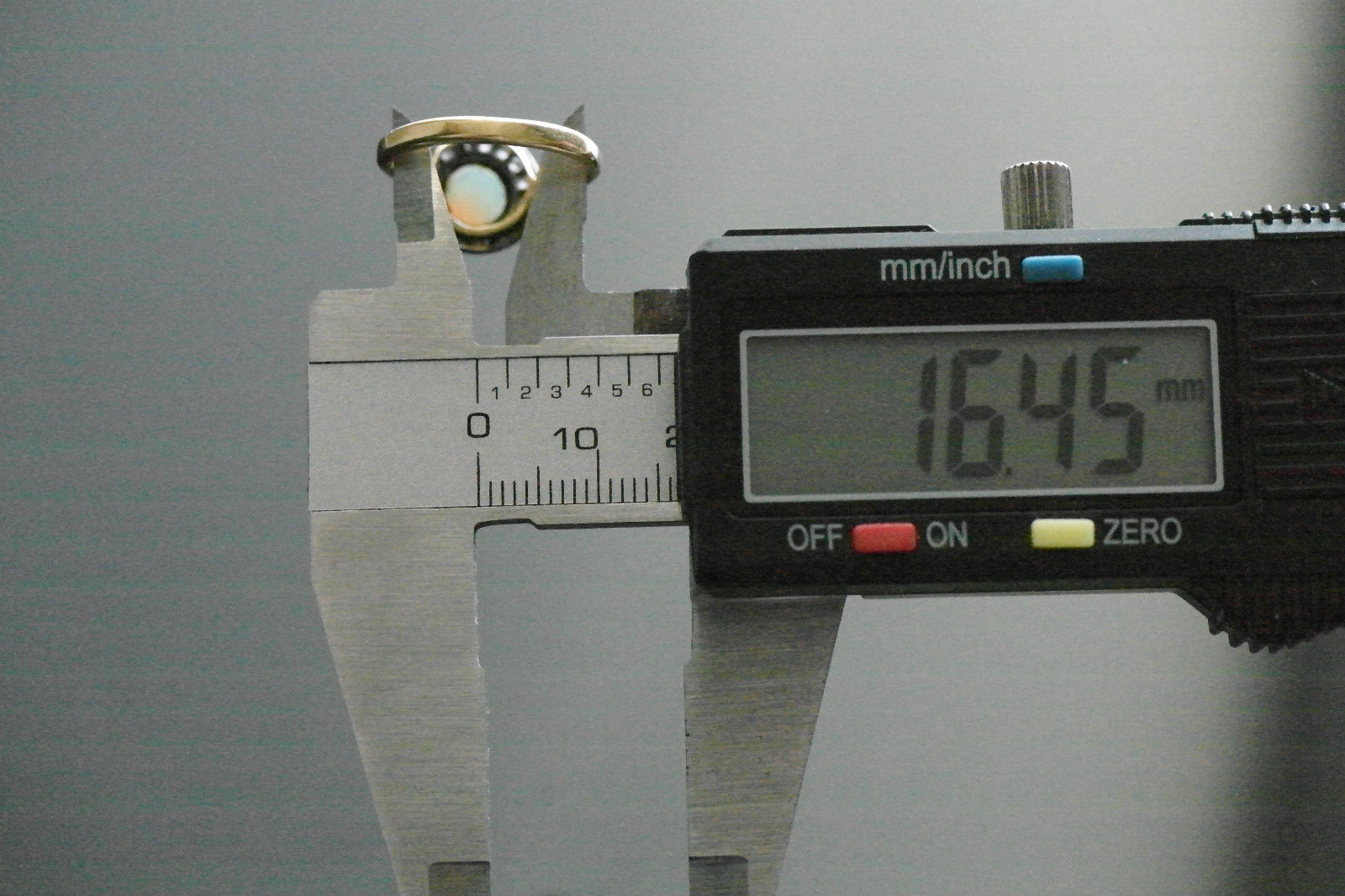 Anillo antiguo de oro de 18 quilates con ópalo auténtico y diamantes talla antigua.