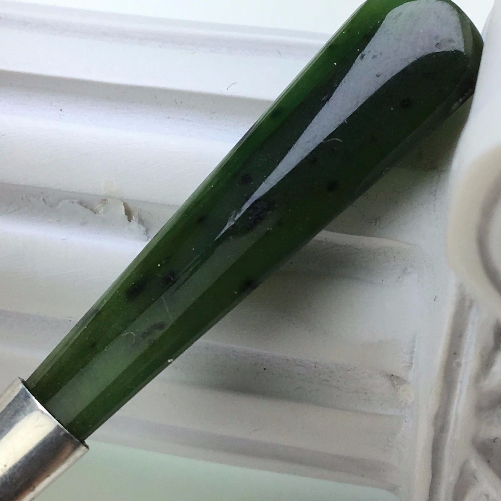 Antiker Löffel aus Sterlingsilber mit grünem Jadegriff