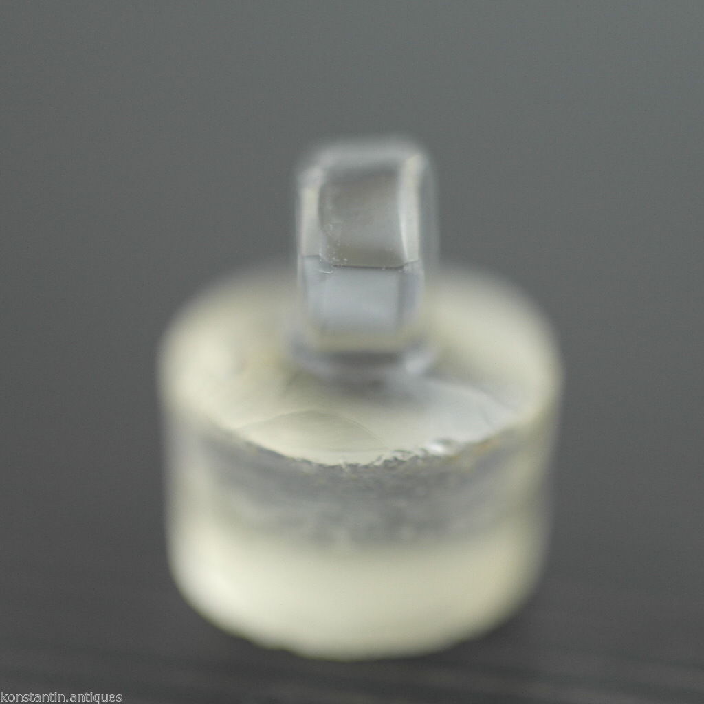 Antiguo frasco de perfume de vidrio tallado de 1931 con tapa de plata maciza