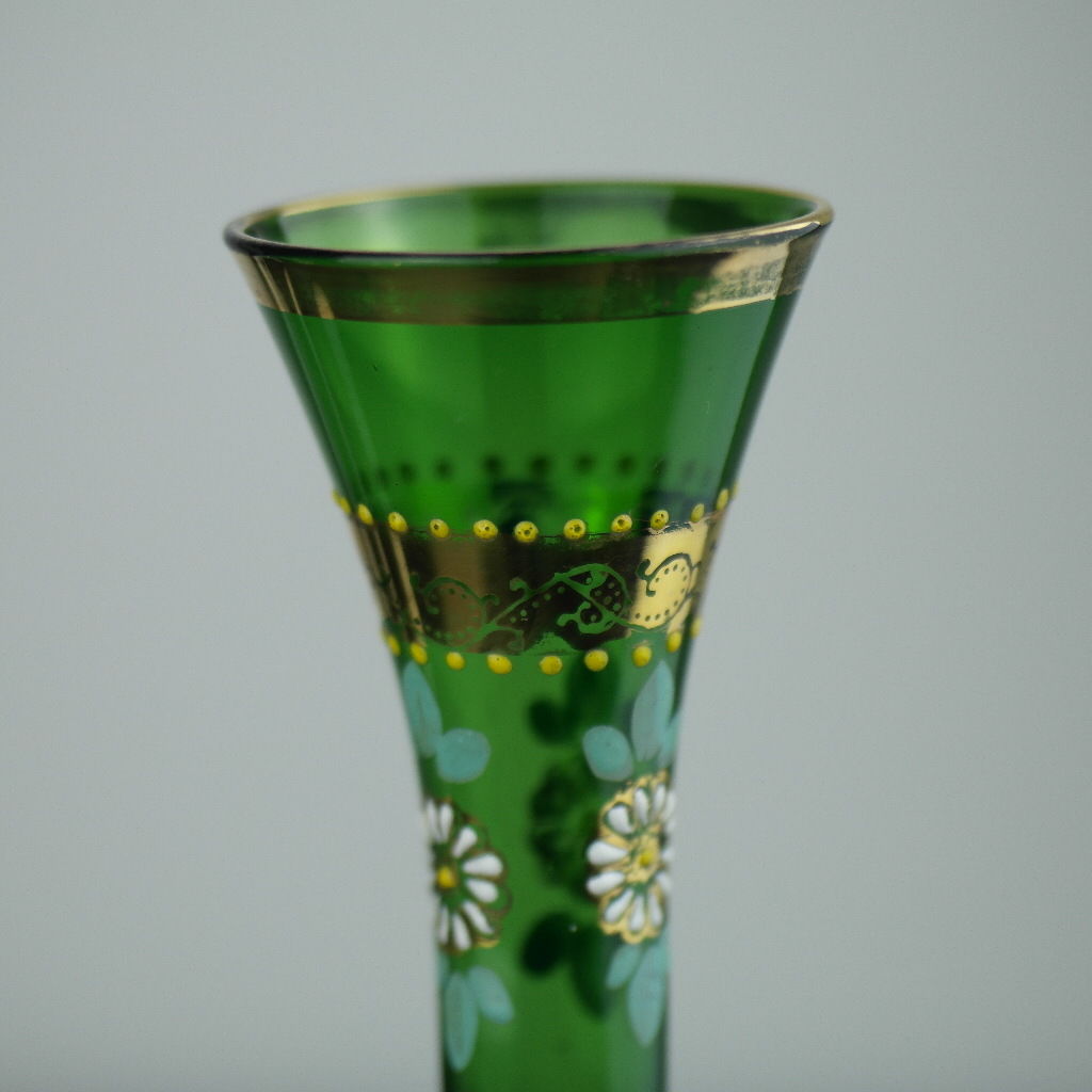 Jarrón antiguo de cristal verde dorado estilo bohemio.