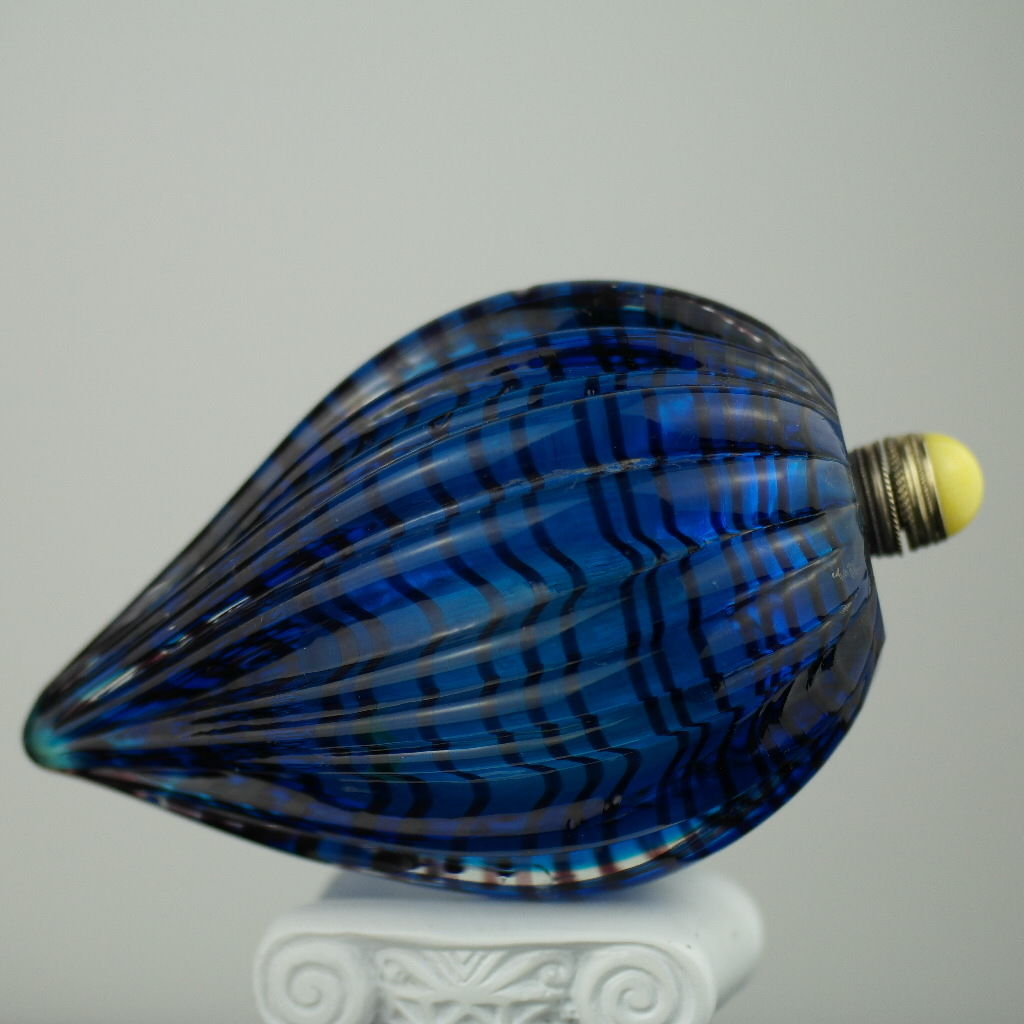 Antigua botella de rapé de vidrio azul con tapa de latón y jade amarillo en la parte superior