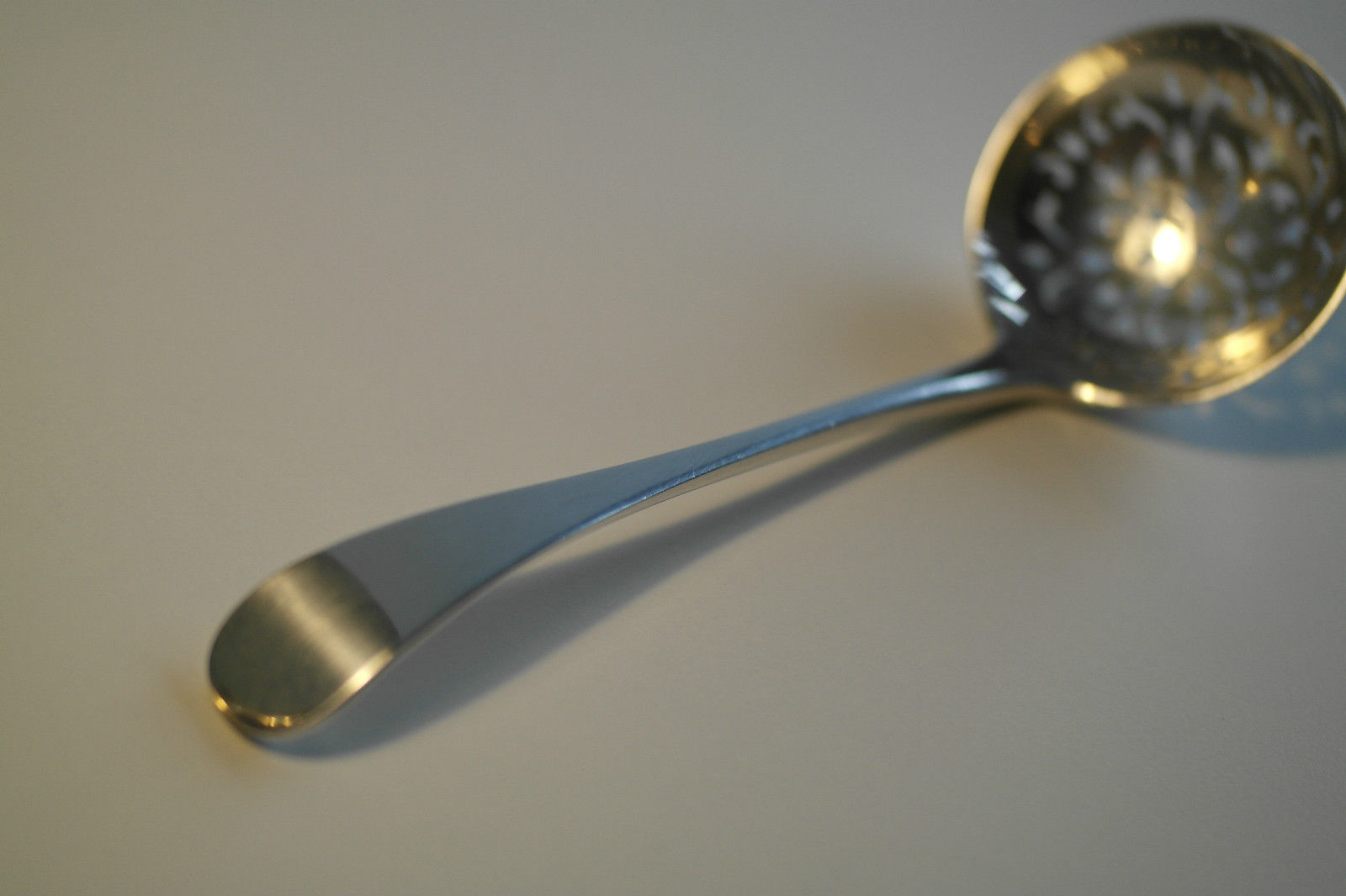 Antikes Teesieb aus massivem Silber, Zuckersieb, Londoner Löwe aus dem Jahr 1892