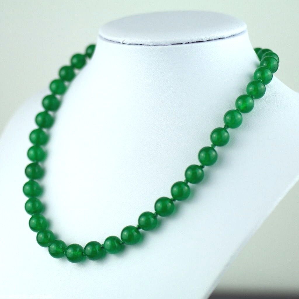 Elegante collar de cuentas de cristal verde con cierre chapado en oro.