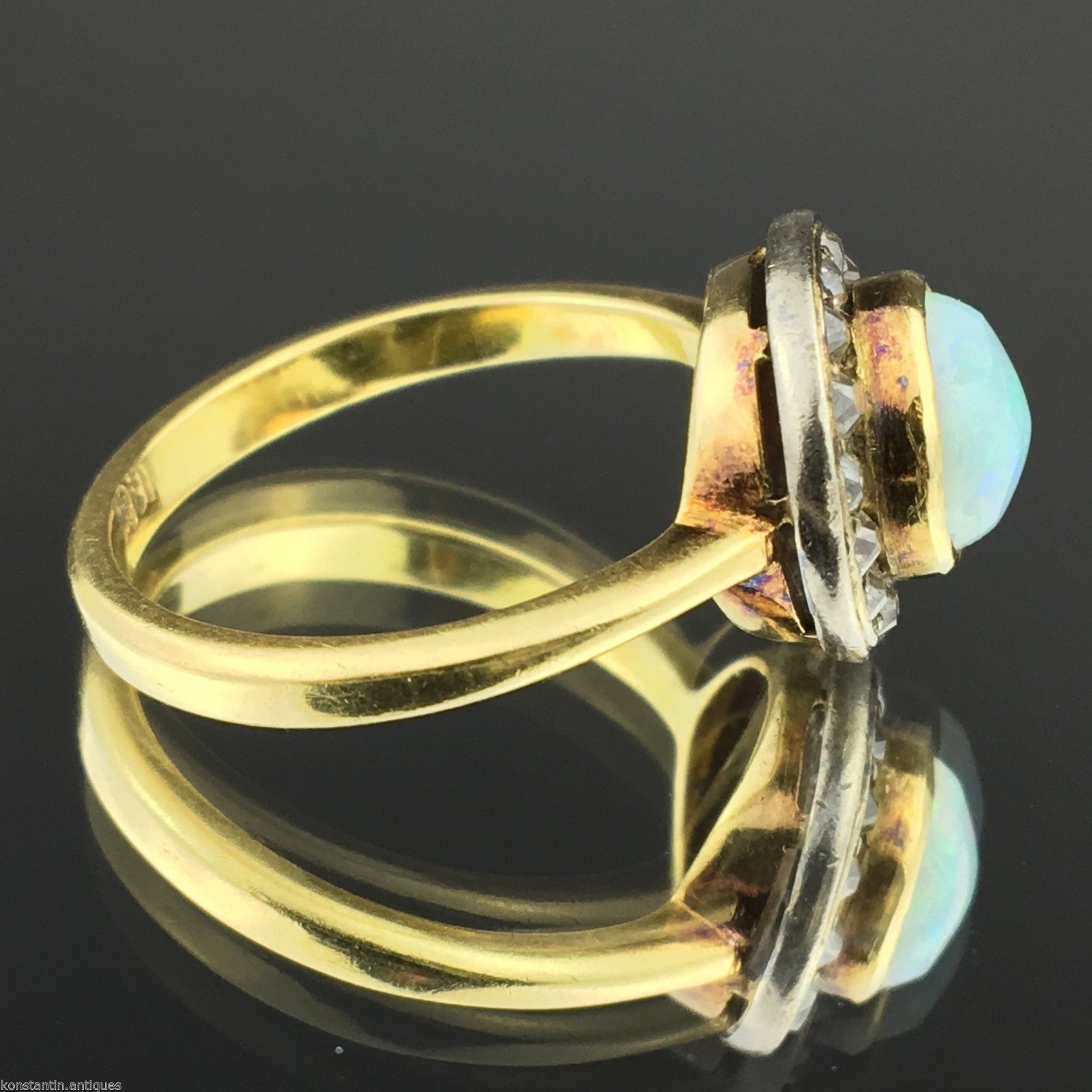 Anillo antiguo de oro de 18 quilates con ópalo auténtico y diamantes talla antigua.