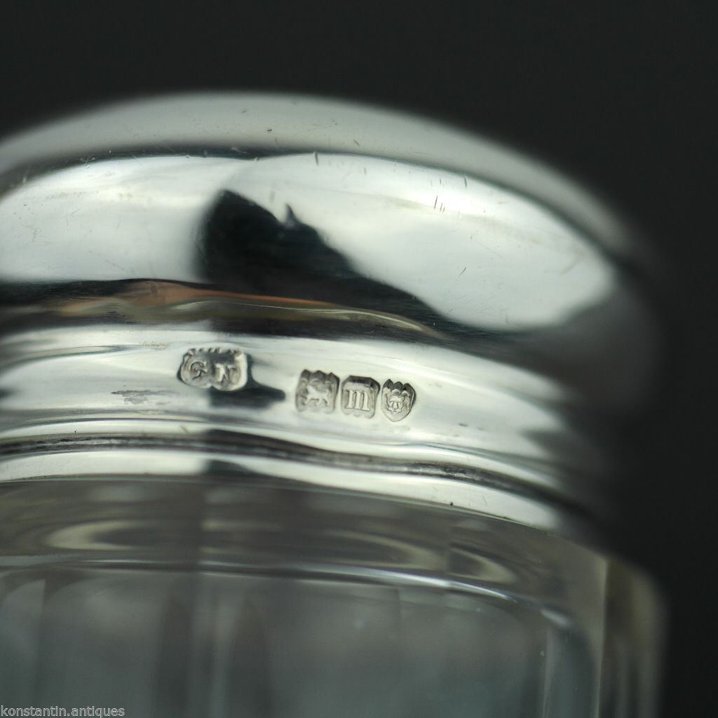 Antigua botella de tocador de vidrio tallado de 1927 con tapa de plata maciza Londres