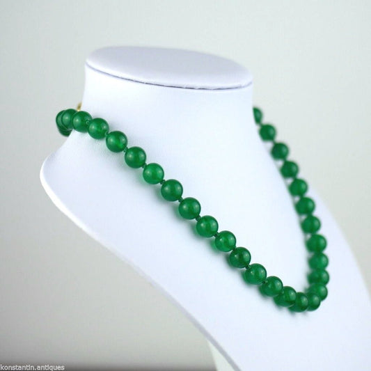 Stilvolle Halskette mit grünen Kristallperlen und vergoldetem Verschluss
