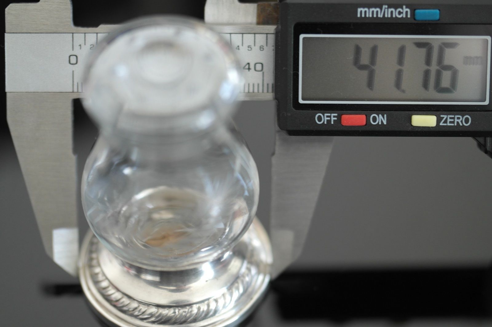 Antiker Pfeffer-Salztopf mit Rollen aus Glas, Boden aus Sterlingsilber, Quäker NEWPORT