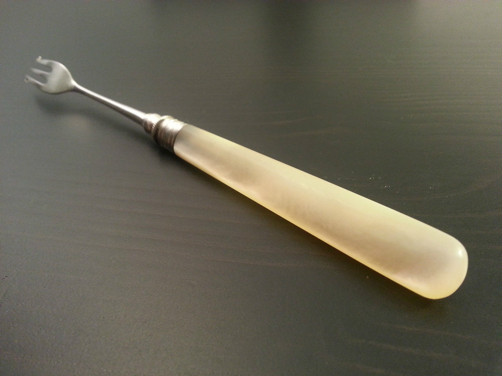 Antike Gabel aus Sterlingsilber aus dem Jahr 1883 mit Perlmutt-MOP-Griffen, Sheffield-Duty-Marke
