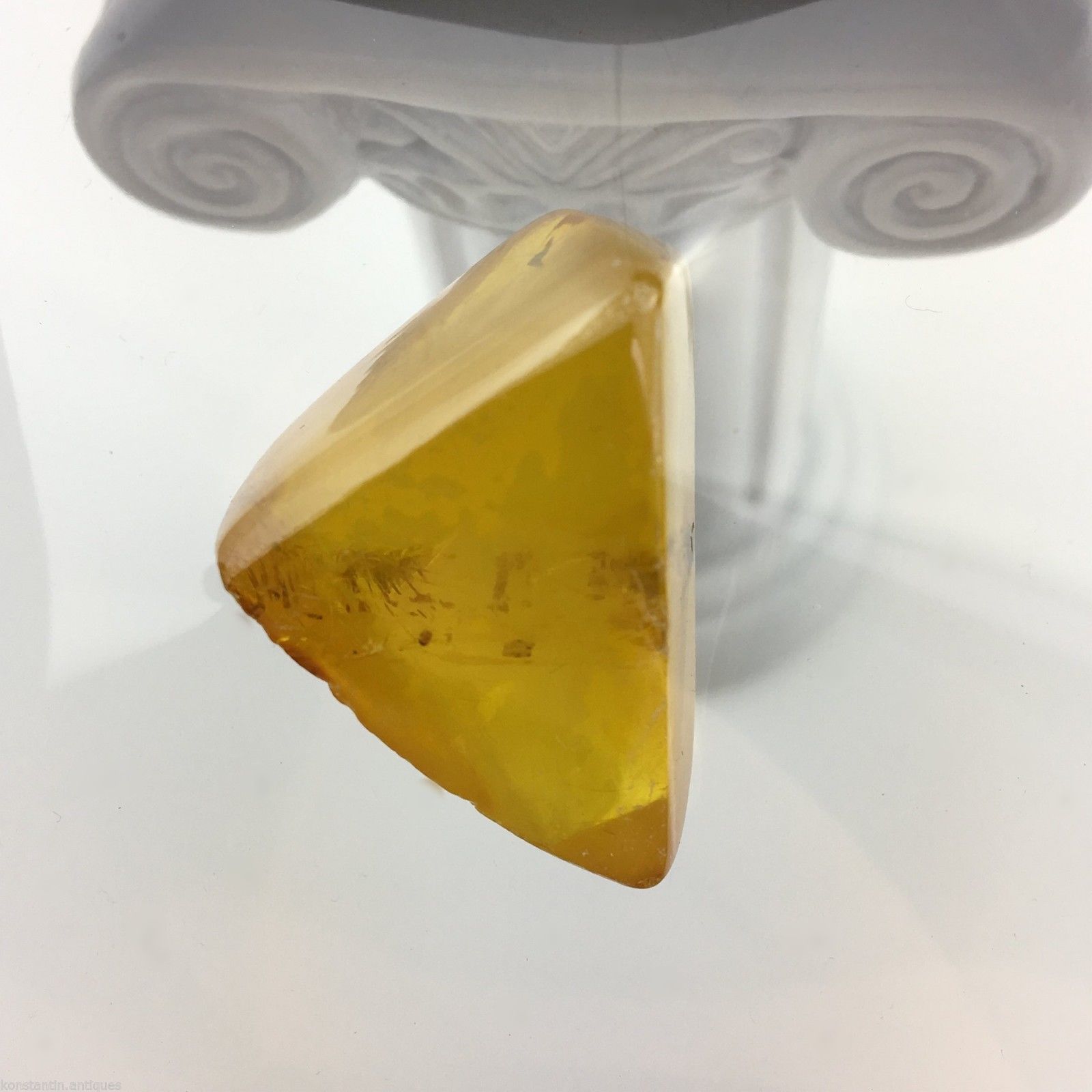 Piedra auténtica de ámbar báltico con inclusión en marco de exhibición.