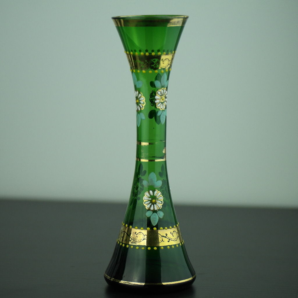 Jarrón antiguo de cristal verde dorado estilo bohemio.