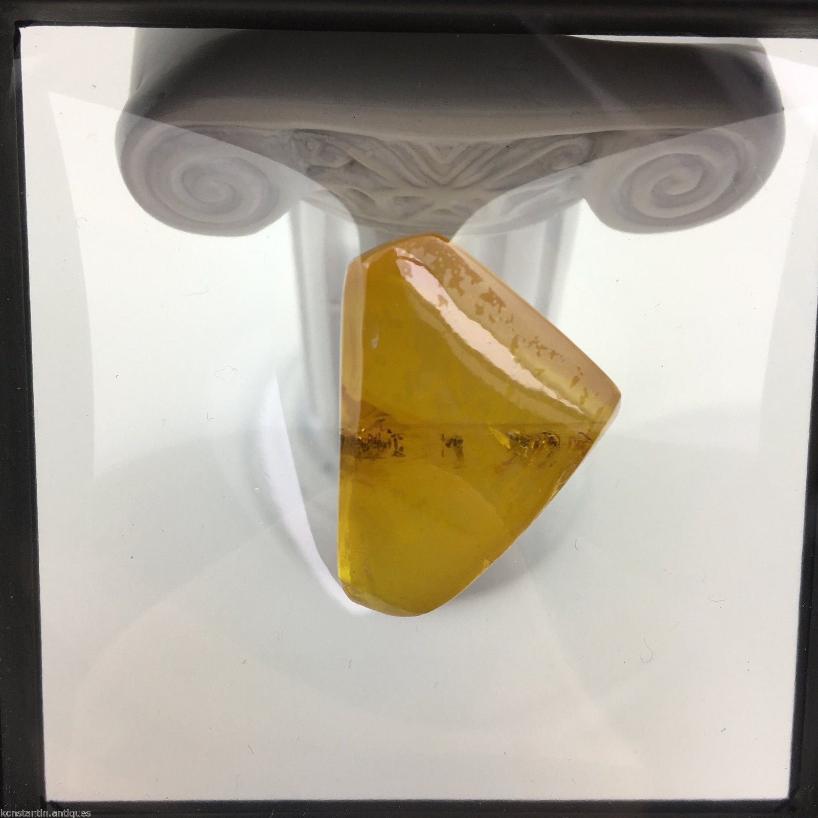 Piedra auténtica de ámbar báltico con inclusión en marco de exhibición.