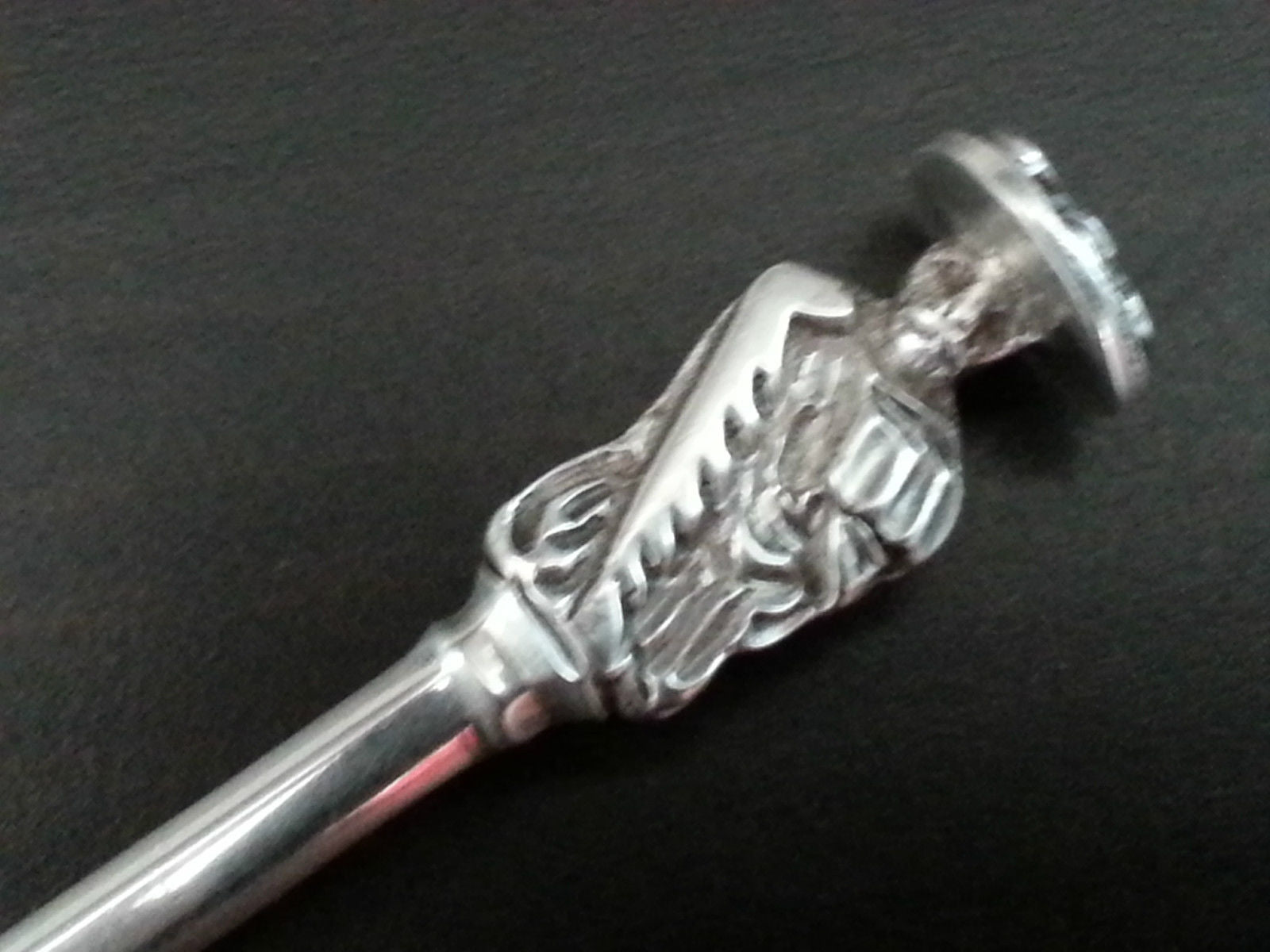 Cuchara antigua de plata maciza chapada en oro de 1928 de Thomas Bradbury Sheffield