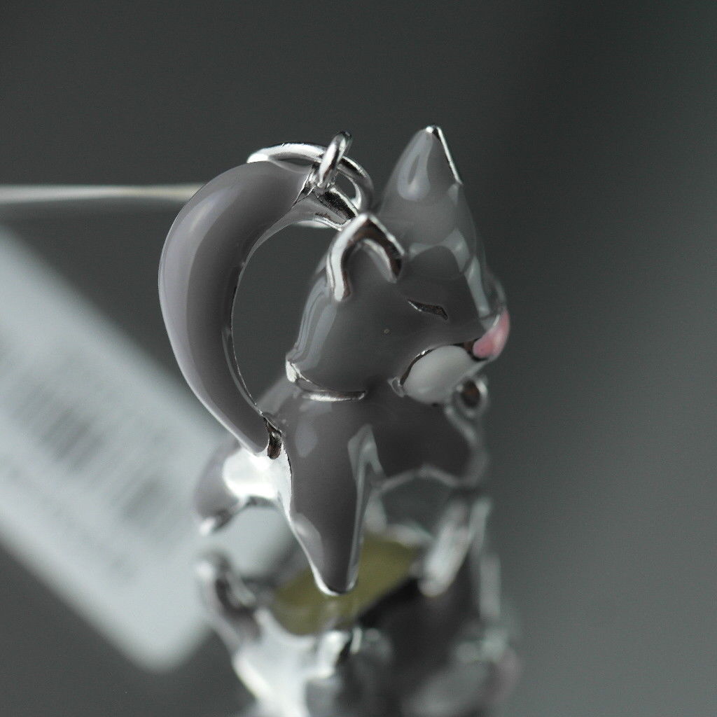 Anhänger aus Sterlingsilber mit grauer Emaille-Katze und verkrustetem Halsband