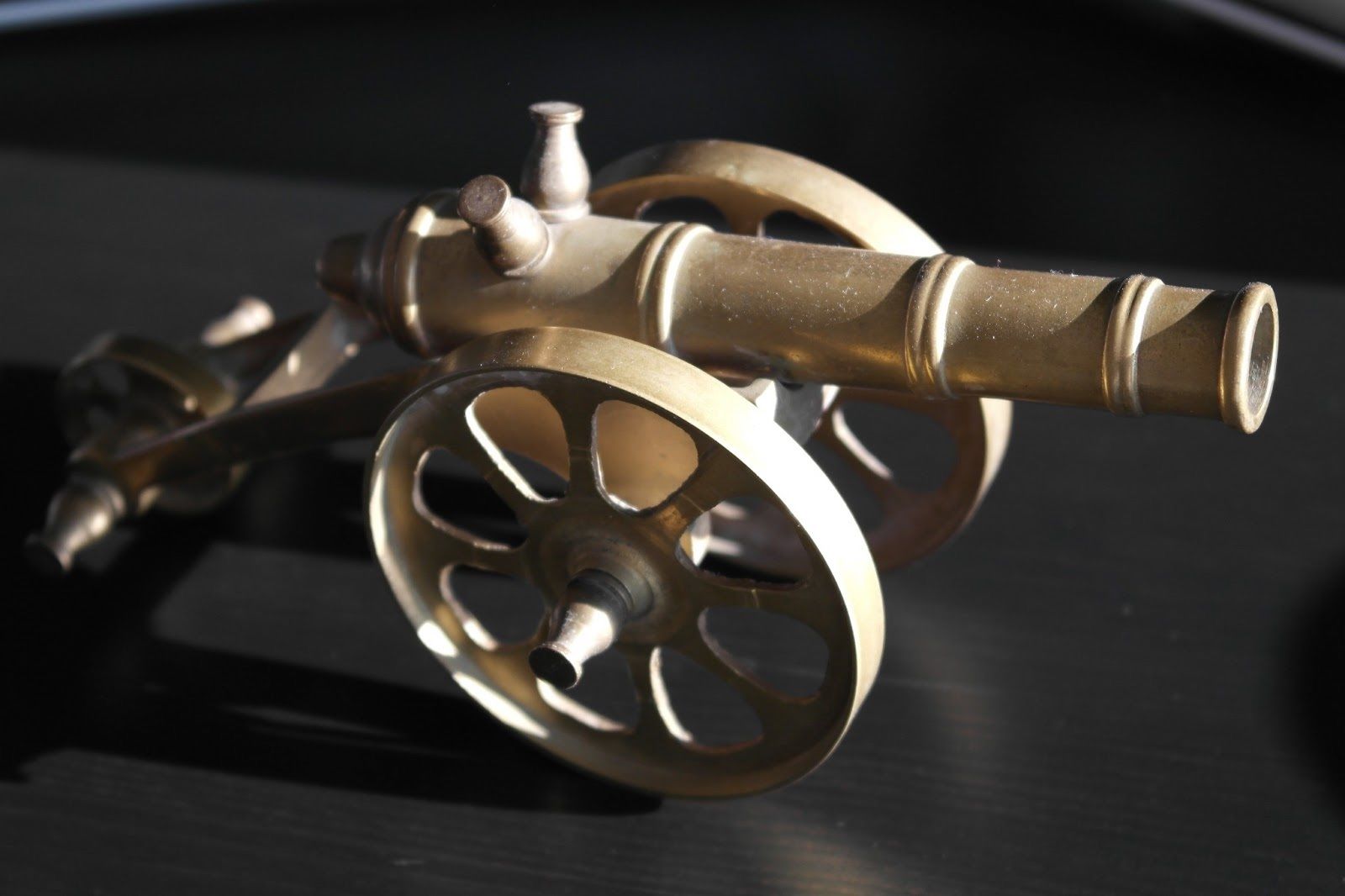 Vintage model Antique cannon brass statue British Empire with wheels