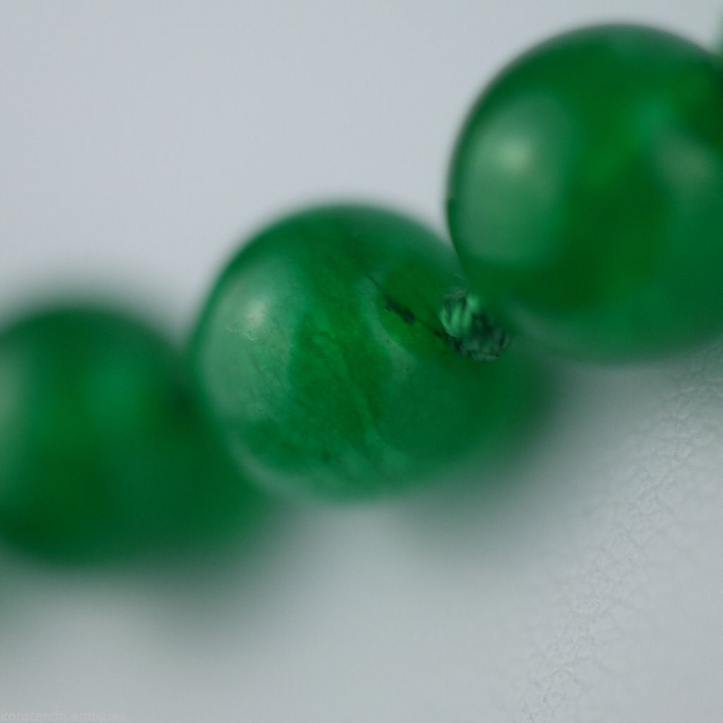 Elegante collar de cuentas de cristal verde con cierre chapado en oro.